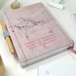 Geschenke|my-own-story Wochenkalender & Terminplaner 2026 A5 Hardcover Wochenübersicht personalisiert grau pink Kleckse Flecken