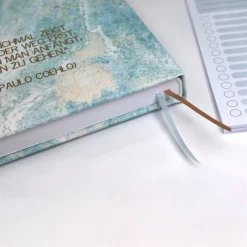 New Wochenkalender & Terminplaner 2026 A5 Hardcover Wochenübersicht | Tagebuch | personalisiert hellblau sturkturiert Geschenke