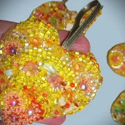 Clearance Wohndeko Ornament Herz Kreuz Osterei gelb orange Unikat Perlenstickerei handmade Anhänger Dekoration