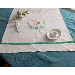 Ostertischdeko|Handmade by Helena Wunderschöne kleine Tischdecke oder Mitteldecke mit Osterhase und Blütenzweig
