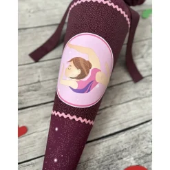 wunderschöne Schultüte Zuckertüte in Weinrot/beere mit einer Turnerin Kunstturnen *b-ware* Kinder Schultüten