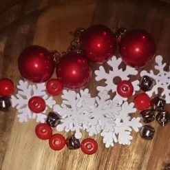 Bastelzubehör|dbUniques X-MAS Bastel-Deko-Sets 28 Teile Weihnachtskugeln Schneeflocken Schellen Perlen rot blau braun