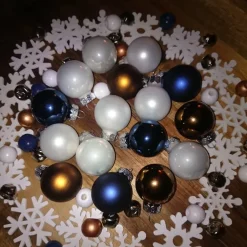 Hot X-Mas Deko-Bastel-Set 64 Teile blau braun weiß Weihnachtskugeln Schneeflocken Glöckchen Holzperlen Bastelzubehör