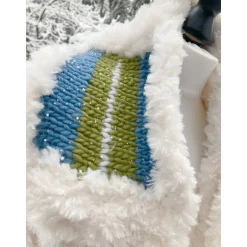 Best XXL Schal Snowfall handgefertigt – Boho Winterschal aus Merino-Mix, Granny Squares, Weiß-Blau-Grün, Einzelstück Frühling