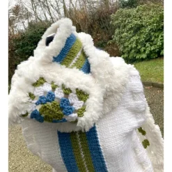 Best XXL Schal Snowfall handgefertigt – Boho Winterschal aus Merino-Mix, Granny Squares, Weiß-Blau-Grün, Einzelstück Frühling