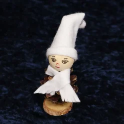 Weihnachtsdeko|Iras Kreativ Welt Zapfenwichtel mit weißem oder rotem Schal und weißer oder roter langer Mütze