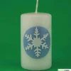 Zauberhaftes Lichtspiel für die Wintermonate: Winterkerze mit Eiskristall / Schneeflocke auf blauem Himmel Kerzen & Beleuchtung