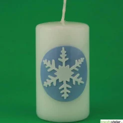 Zauberhaftes Lichtspiel für die Wintermonate: Winterkerze mit Eiskristall / Schneeflocke auf blauem Himmel Kerzen & Beleuchtung