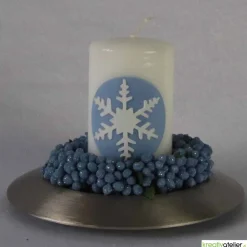 Zauberhaftes Lichtspiel für die Wintermonate: Winterkerze mit Eiskristall / Schneeflocke auf blauem Himmel Kerzen & Beleuchtung