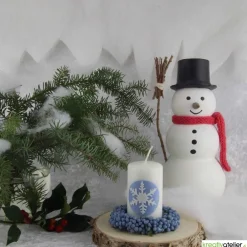 Zauberhaftes Lichtspiel für die Wintermonate: Winterkerze mit Eiskristall / Schneeflocke auf blauem Himmel Kerzen & Beleuchtung