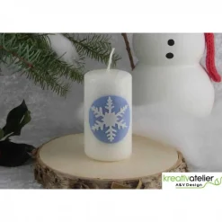 Zauberhaftes Lichtspiel für die Wintermonate: Winterkerze mit Eiskristall / Schneeflocke auf blauem Himmel Kerzen & Beleuchtung