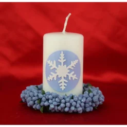 Zauberhaftes Lichtspiel für die Wintermonate: Winterkerze mit Eiskristall / Schneeflocke auf blauem Himmel Kerzen & Beleuchtung